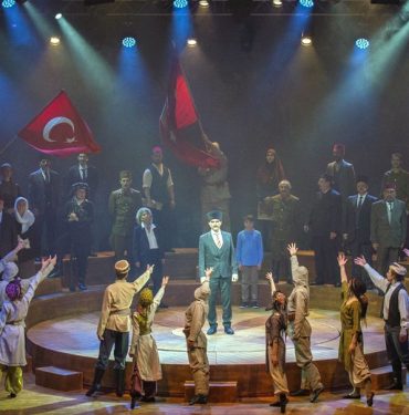 "Cumhuriyet'e Doğru" Adlı Tiyatro Oyunu Zorlu PSM'de Sahnelendi 2 Cumhuriyet'e Doğru Adlı Tiyatro Oyunu