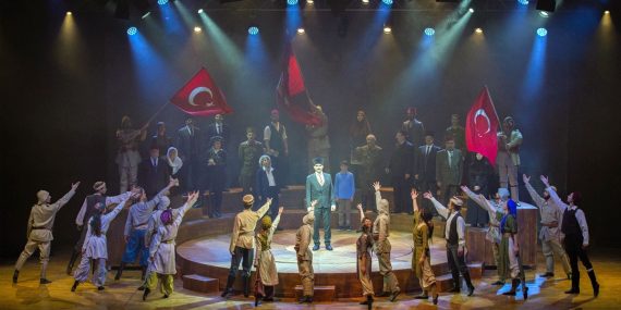 “Cumhuriyet’e Doğru” Adlı Tiyatro Oyunu Zorlu PSM’de Sahnelendi