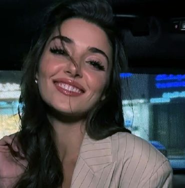 Hande Erçel, Riyad Gecelerinde Göz Kamaştırdı! Güzelliğiyle Büyüledi 2 Hande Erçel, Riyad