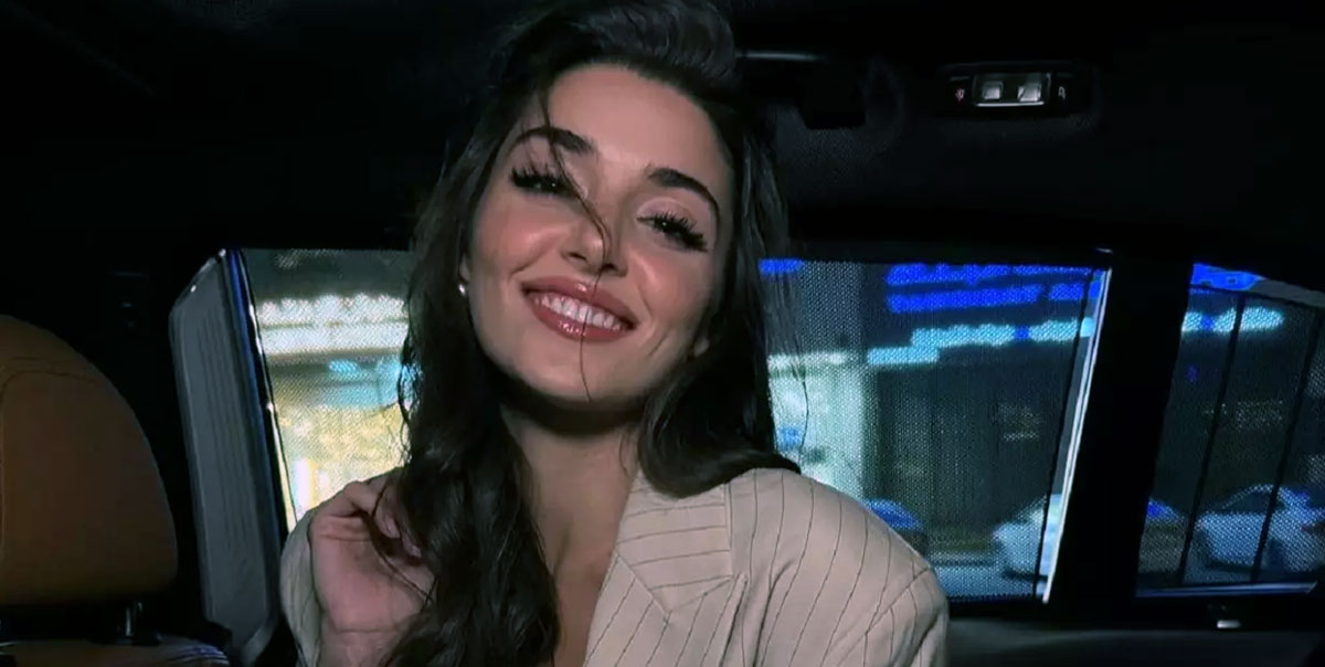 Hande Erçel, Riyad Gecelerinde Göz Kamaştırdı! Güzelliğiyle Büyüledi 3 Hande Erçel, Riyad