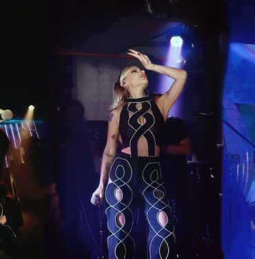 İrem Derici, Katerina Ekşioğlu'nun "FW24" Koleksiyonu İle Şıklığını Konuşturdu 2 İrem Derici