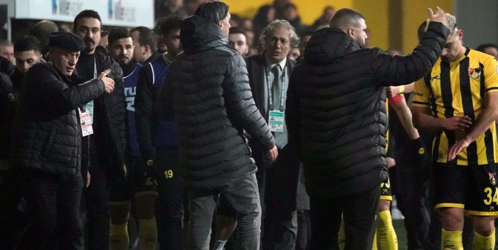 İstanbulspor Başkanı, Takımı Sahadan Çekti