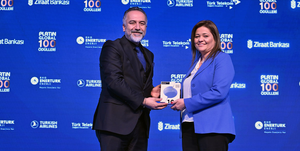 Ozon Tekstil, Sürdürülebilirlik Çalışmalarıyla "Platin Global 100 Ödülleri"nde İlk Sıralarda 2 Seda Dışlık Ozon tekstil adına ödülü alırken