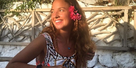 Ayşe Özyılmazel: Sanatçının Hayatı ve Kariyeri
