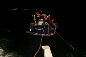 Çanakkale Boğazı'nda Tekne Arızası 4 canakkale-bogazinda-tekne-arizasi-e5qeHOQm.jpg