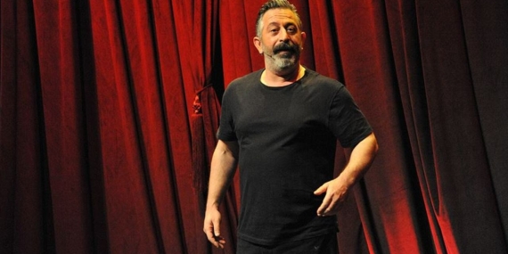Cem Yılmaz’dan Açıklama: ‘Seyirciye Sinirlenip Sahneyi Terk Etmedim’