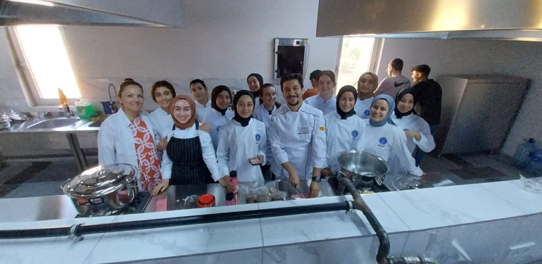 Deprem Sonrası Prefabrik Dersliklerde Eğitim 1 deprem-sonrasi-prefabrik-dersliklerde-egitim-HS9Jg3Vw.png