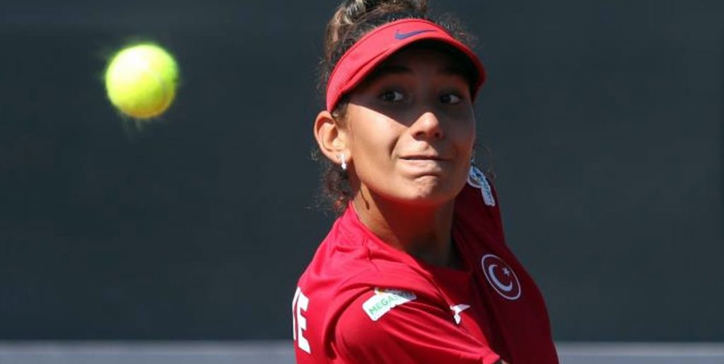 Duru Söke, Tenis Oynarken