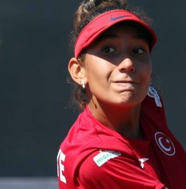 Duru Söke, Tenis Oynarken