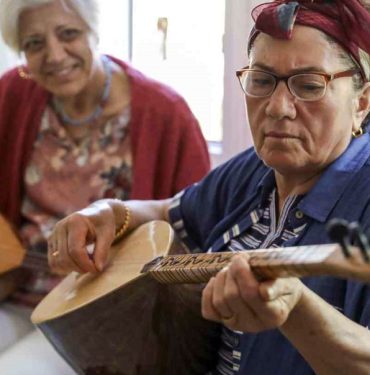 Erdemli Tömük Atölyesi'nde Kadınlar ve Çocuklar için Ücretsiz Bağlama Kursu 7 Erdemli Tömük Atölyesi Bağlama Kursu