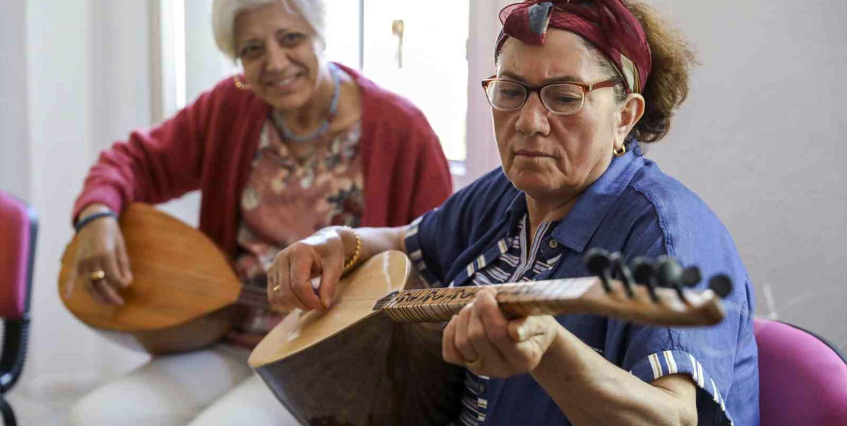 Erdemli Tömük Atölyesi'nde Kadınlar ve Çocuklar için Ücretsiz Bağlama Kursu 2 Erdemli Tömük Atölyesi Bağlama Kursu