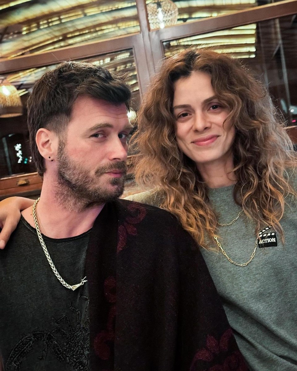 Özge Özpirinçci'nin Yeni Görünümü Şaşırttı! 2 Özge Özpirinçci'nin Yeni Görünümü Şaşırttı!