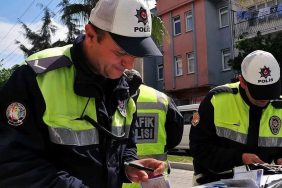 Türkiye'de Trafik Cezalarında Büyük Artış: 2024'ün İlk Çeyreğinde Rekor Seviyeye Ulaştı 3 Polis, trafik cezası