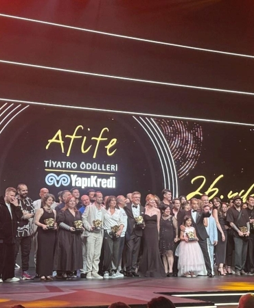 Afife Tiyatro Ödülleri Sahiplerini Buldu 7 afife-tiyatro-odulleri-sahiplerini-buldu-QUxKibcX.jpg