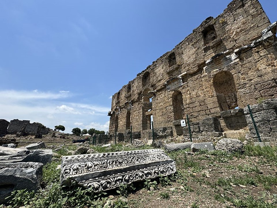 Aspendos Antik Kenti: Tarih, Kazı Çalışmaları ve Buluntuları 3 Aspendos Antik Kenti: Tarih, Kazı Çalışmaları ve Buluntuları