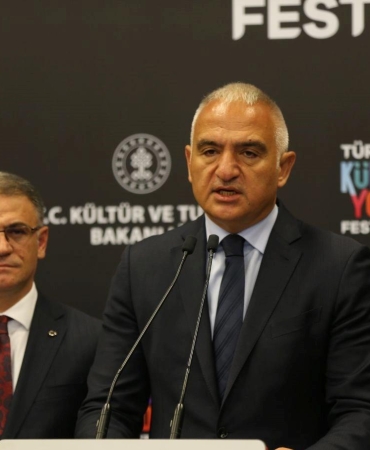 Bakan Ersoy: Kültür ve Sanatla Bütünleşmiş Bir Turizm Vizyonuyla Van Kültür Yolu Festivali 8 bakan-ersoy-kultur-ve-sanatla-butunlesmis-bir-turizm-vizyonuyla-van-kultur-yolu-festivali-FtIXdEbn.jpg