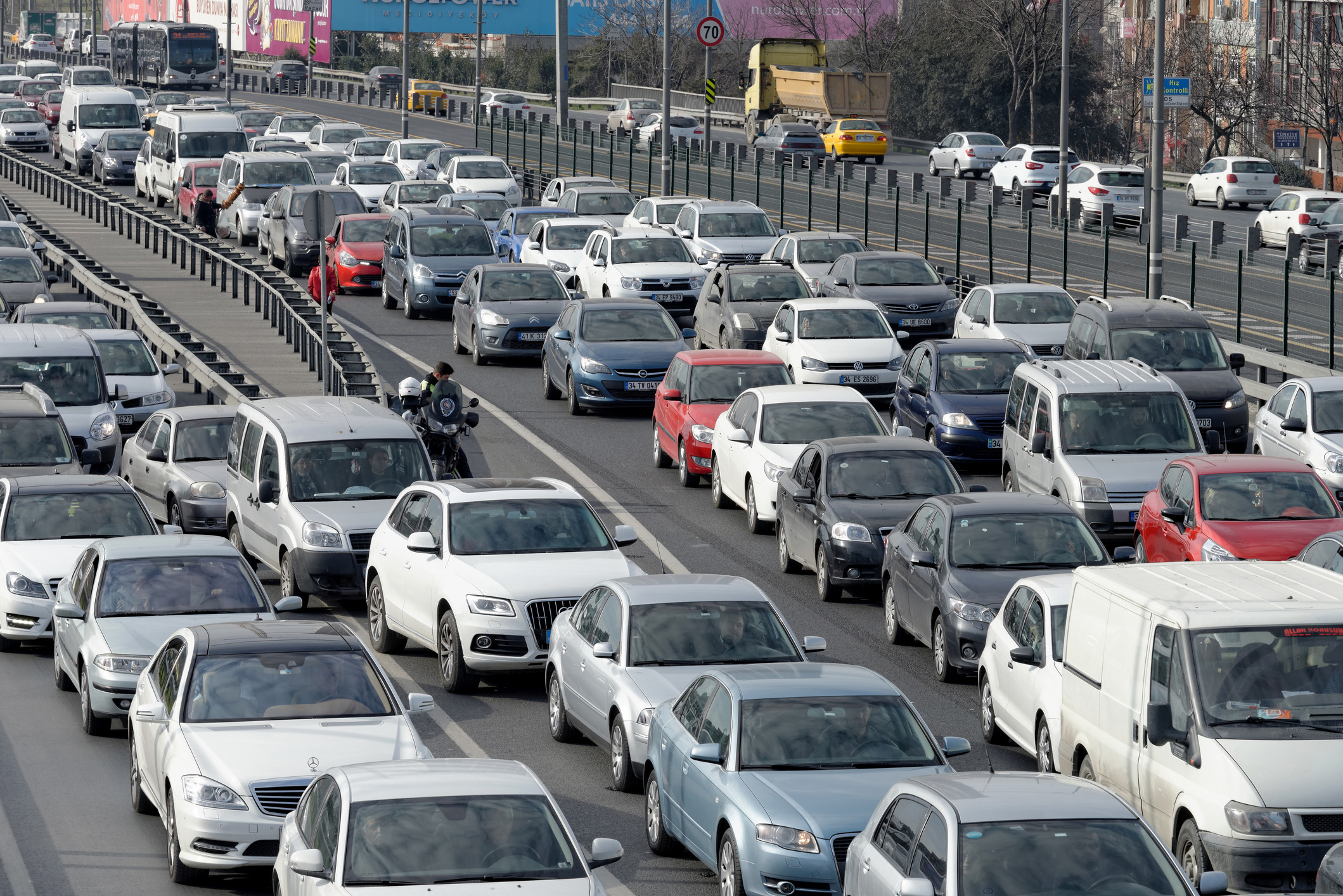 Kurban Bayramı Seyahatinde Hususi Araçlar Tercih Edilecek 2 Traffic jam on rush hour Istanbul