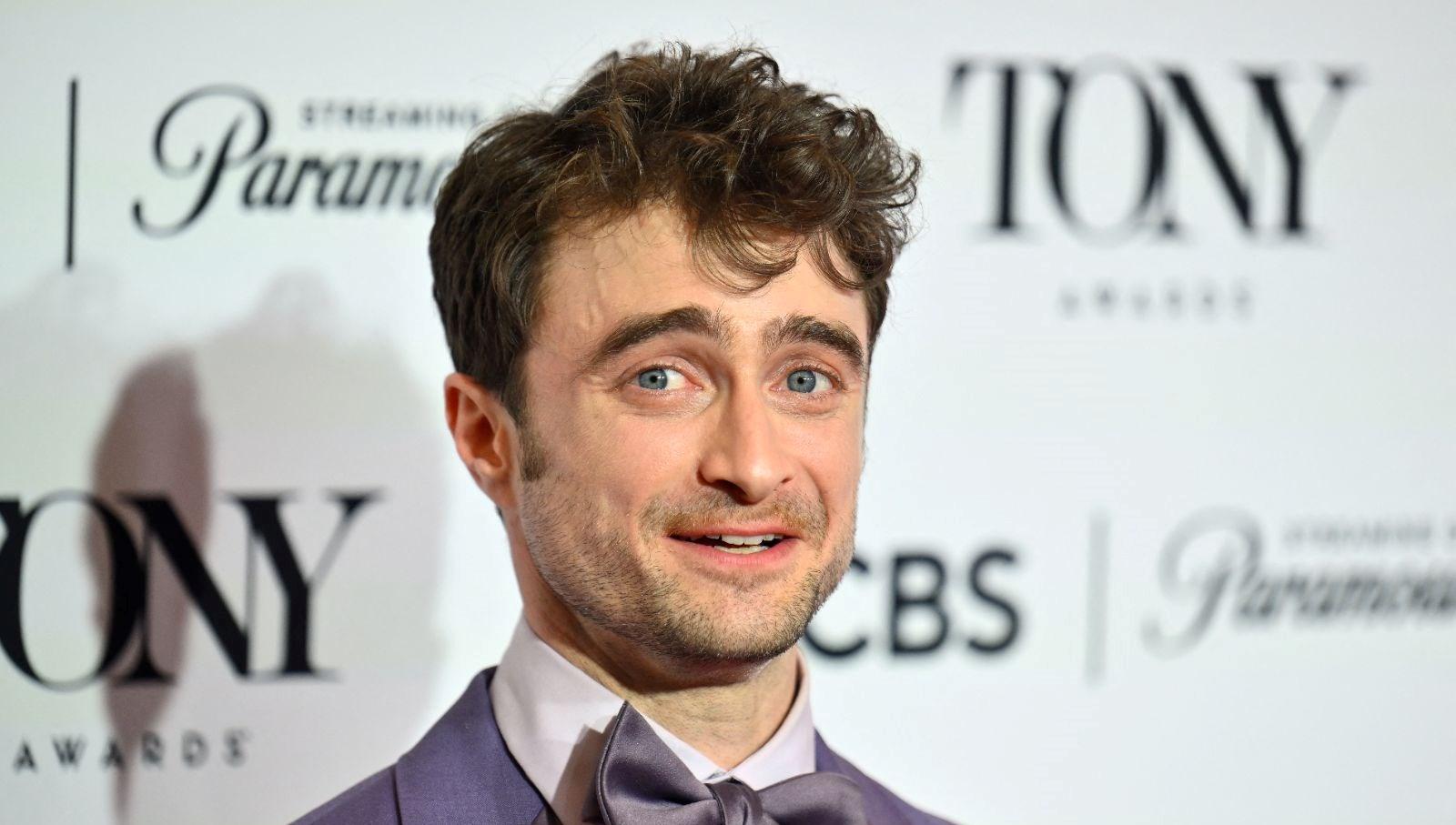 Daniel Radcliffe, Tony Ödülleri'nde En İyi Erkek Oyuncu Ödülünü Kazandı 3 daniel-radcliffe-tony-odullerinde-en-iyi-erkek-oyuncu-odulunu-kazandi-LGBcAsXT.jpg