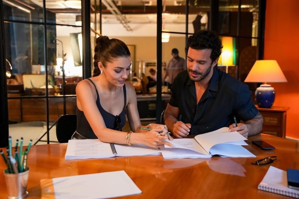Hande Erçel ve Barış Arduç'un Yeni Filmi: Rüzgara Bırak 1 Hande Erçel ve Barış Arduç'un Yeni Filmi: