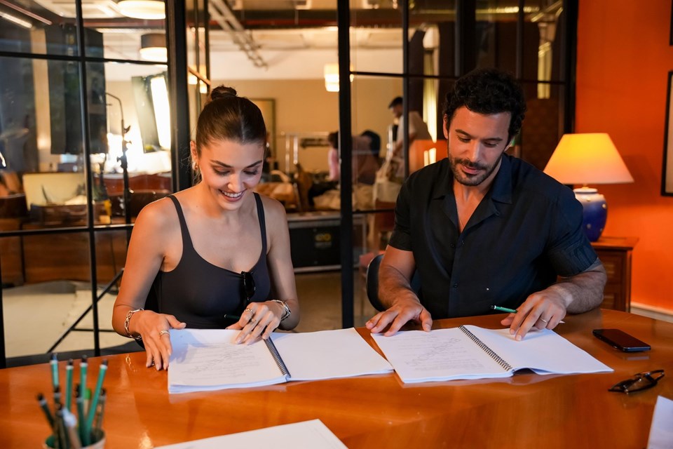 Hande Erçel ve Barış Arduç'un Yeni Filmi: Rüzgara Bırak 2 Hande Erçel ve Barış Arduç'un Yeni Filmi: Rüzgara Bırak