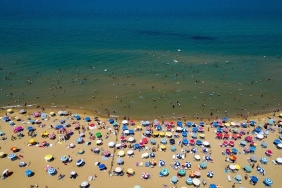 kilyosta-halk-plajlarinda-yogunluk-ozel-plajlarda-bos-sezlonglar-Z6y3g6Db.jpg