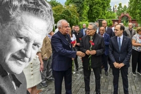 Nazım Hikmet Ran'ın Anısına Moskova'da Tören Düzenlendi 2 nazim-hikmet-ranin-anisina-moskovada-toren-duzenlendi-n7nunIF5.jpg