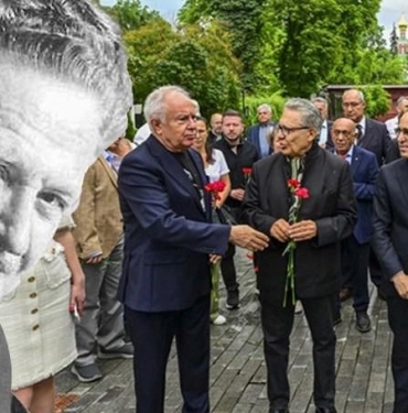 Nazım Hikmet Ran'ın Anısına Moskova'da Tören Düzenlendi 3 nazim-hikmet-ranin-anisina-moskovada-toren-duzenlendi-n7nunIF5.jpg