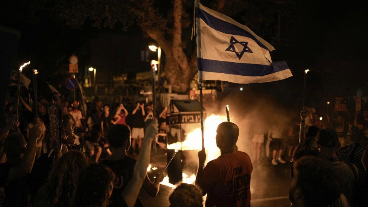 Tel Aviv'de Hükümet Karşıtı Protestolar: Polis ve Göstericiler Arasında Arbede 2 tel-avivde-hukumet-karsiti-protestolar-polis-ve-gostericiler-arasinda-arbede-93Tuh5i1.jpg