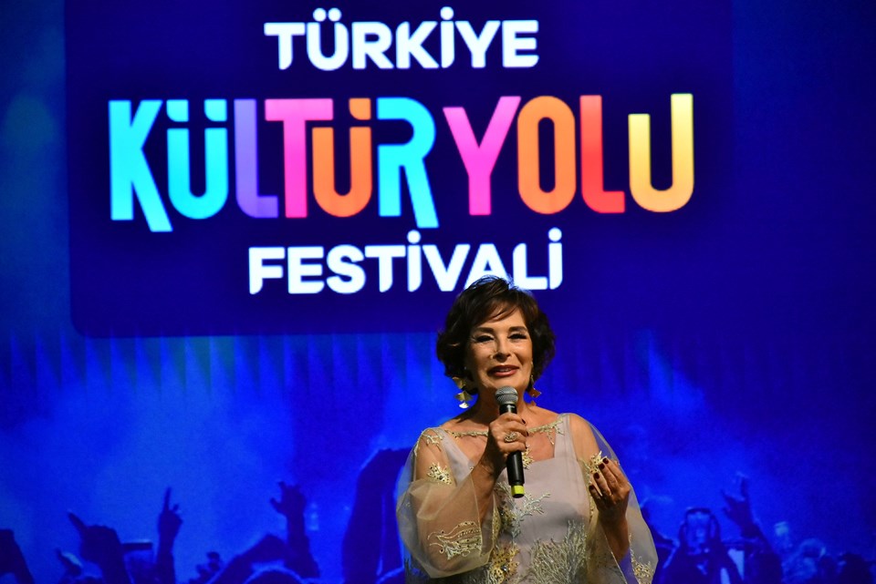 Trabzon Kültür Yolu Festivali'nde Hülya Koçyiğit Söyleşisi 1 Çocukların Eğlencesi Hüseyin Avni Aker Millet Bahçesi'nde