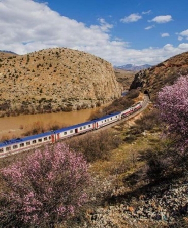Turistik Tatvan Treni Hizmete Giriyor: Ankara-Tatvan Arası Eşsiz Bir Yolculuk 10 turistik-tatvan-treni-hizmete-giriyor-ankara-tatvan-arasi-essiz-bir-yolculuk-RXcfqyvd.jpg