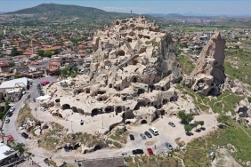 Uçhisar Kalesi: Kapadokya'nın Gözdesi 1 uchisar-kalesi-kapadokyanin-gozdesi-pnL81NtG.jpg