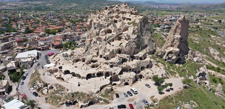 Uçhisar Kalesi: Kapadokya'nın Gözdesi 1 uchisar-kalesi-kapadokyanin-gozdesi-pnL81NtG.jpg