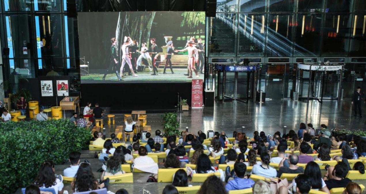 Zorlu PSM Vestel Amfi’de Yaz Etkinlikleri: Açık Hava Film Gösterimleri ve Daha Fazlası 2 zorlu-psm-vestel-amfide-yaz-etkinlikleri-acik-hava-film-gosterimleri-ve-daha-fazlasi-NGHH78VX.jpg