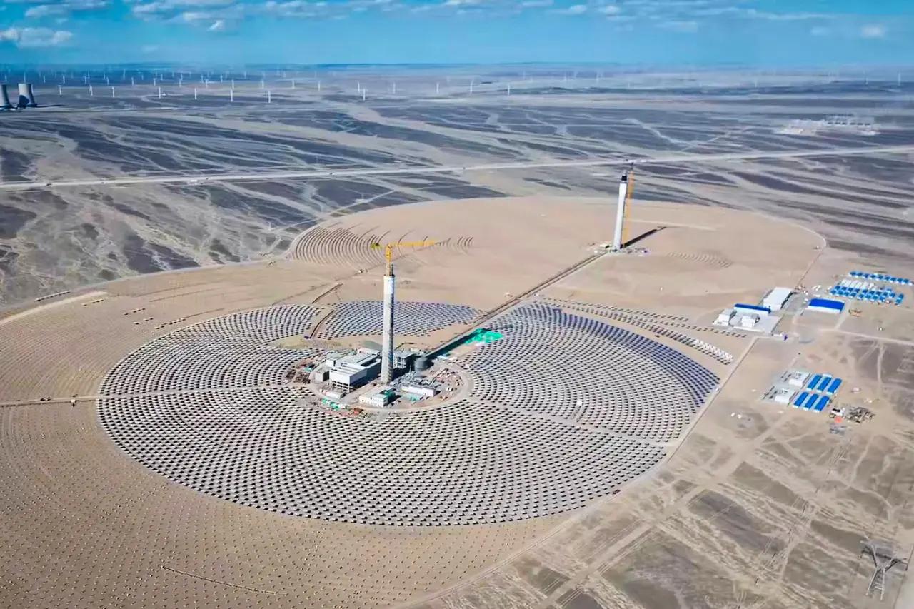 Çin'in Yenilenebilir Enerji Devrimi: İki Kuleli Güneş Enerjisi Santrali 2 cinin-yenilenebilir-enerji-devrimi-iki-kuleli-gunes-enerjisi-santrali-36pUt3iQ.jpg