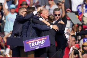 Donald Trump, Pennsylvania Mitinginde Silah Sesleri Sonrası Sahneden Kaçırıldı 14 donald-trump-pennsylvania-mitinginde-silah-sesleri-sonrasi-sahneden-kacirildi-E9FxxWBY.jpg