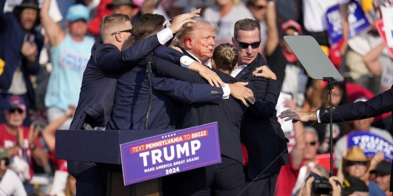 Donald Trump, Pennsylvania Mitinginde Silah Sesleri Sonrası Sahneden Kaçırıldı