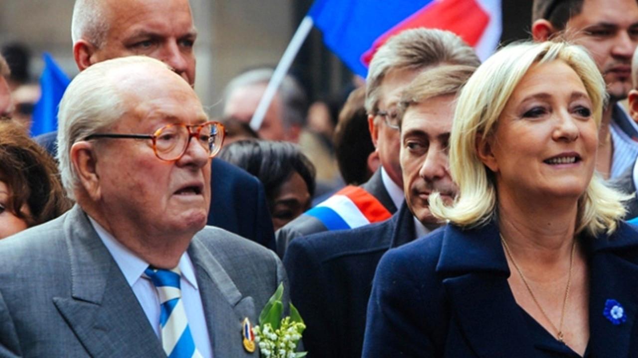 Jean-Marie Le Pen'in Sağlık Durumu, Avrupa Parlamentosu'ndaki Usulsüzlük Davasına Katılmasını Engelliyor 2 jean-marie-le-penin-saglik-durumu-avrupa-parlamentosundaki-usulsuzluk-davasina-katilmasini-engelliyor-5mcwvnkD.jpg