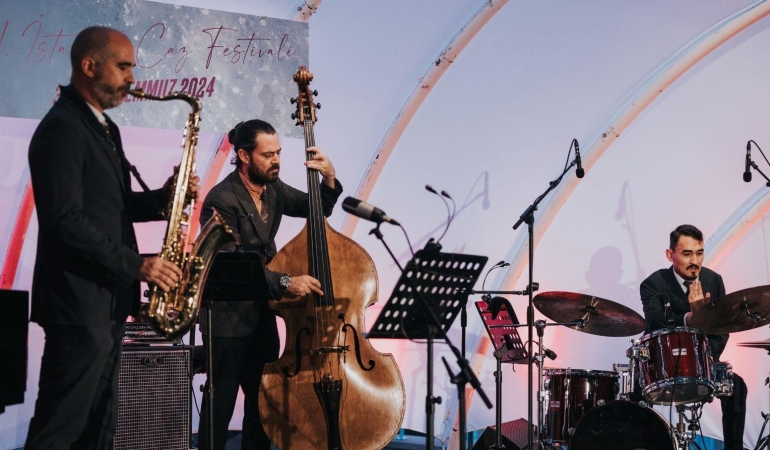 Kaan Çelen ve Modern Art Orchestra Rahmi Koç Müzesi'nde Sahne Aldı 1 kaan-celen-ve-modern-art-orchestra-rahmi-koc-muzesinde-sahne-aldi-Whjt8Q7Q.jpg