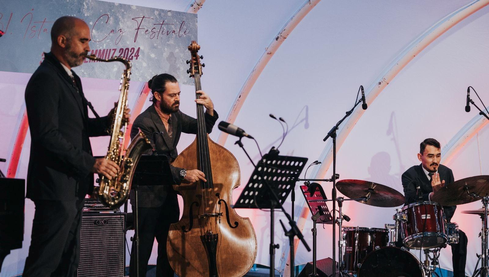 Kaan Çelen ve Modern Art Orchestra Rahmi Koç Müzesi'nde Sahne Aldı 2 kaan-celen-ve-modern-art-orchestra-rahmi-koc-muzesinde-sahne-aldi-Whjt8Q7Q.jpg