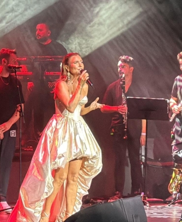 Şevval Sam 30. Yıl Konserinde Duygularını Paylaştı 3 sevval-sam-30-yil-konserinde-duygularini-paylasti-rKqvJZcO.jpg