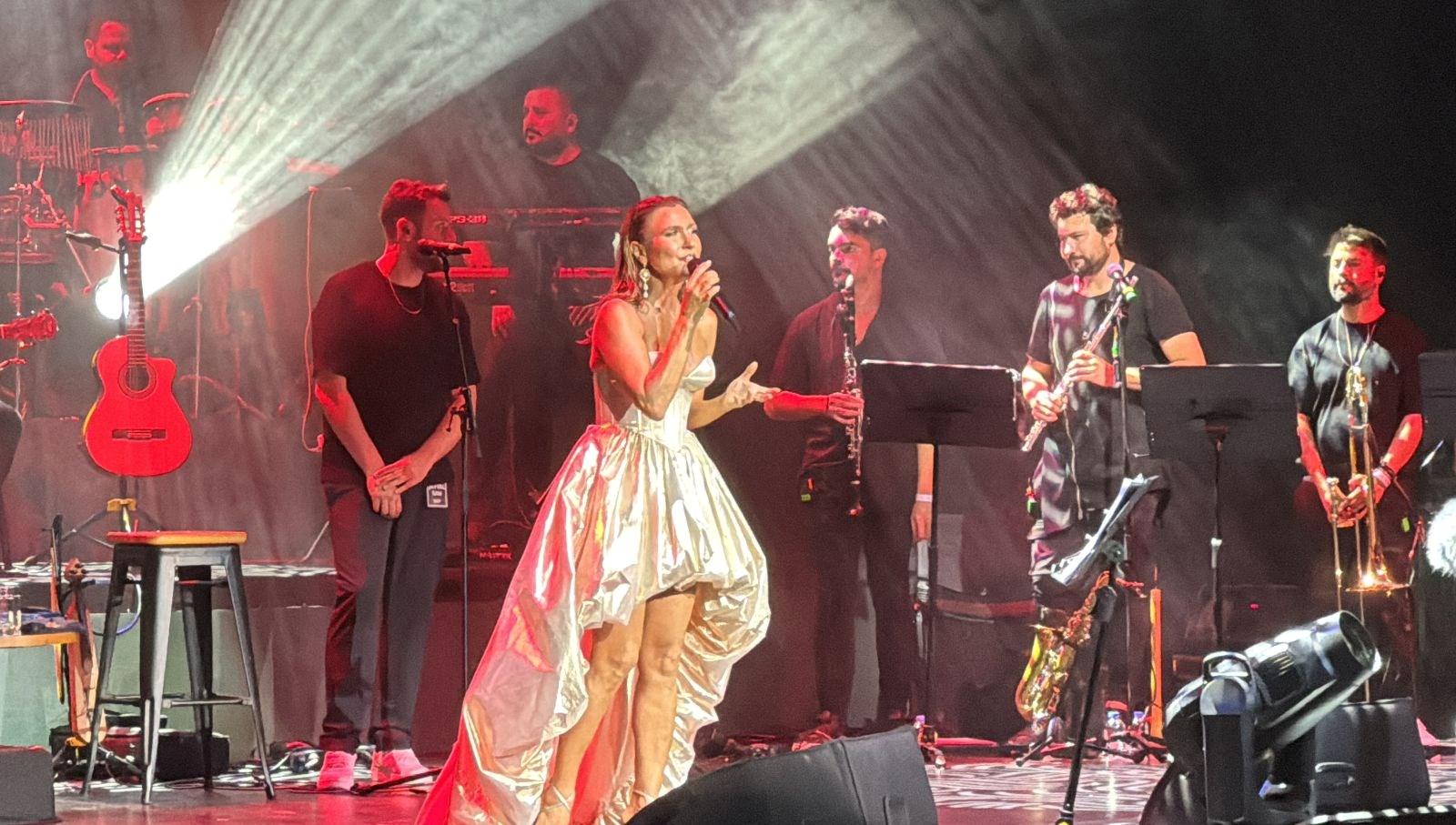Şevval Sam 30. Yıl Konserinde Duygularını Paylaştı 3 sevval-sam-30-yil-konserinde-duygularini-paylasti-rKqvJZcO.jpg
