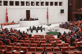 TBMM Genel Kurulu’nda Yoğun Mesai ve Dikkat Dağıtan Anlar 14 tbmm-genel-kurulunda-yogun-mesai-ve-dikkat-dagitan-anlar-GX5QAvUC.jpg