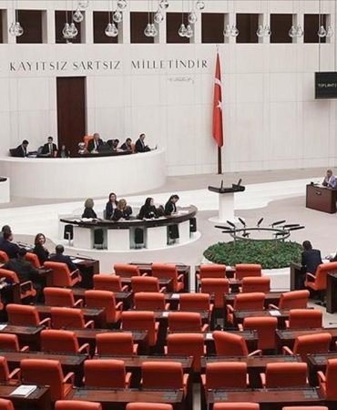 TBMM Genel Kurulu’nda Yoğun Mesai ve Dikkat Dağıtan Anlar 9 tbmm-genel-kurulunda-yogun-mesai-ve-dikkat-dagitan-anlar-GX5QAvUC.jpg