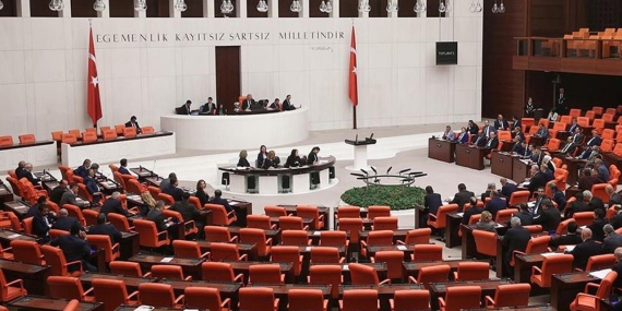 TBMM Genel Kurulu’nda Yoğun Mesai ve Dikkat Dağıtan Anlar