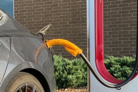 tesladan-sarj-guvenligi-uyarisi-islak-havlu-kullanmayin-DTSv2gXw.jpg