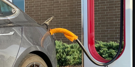Tesla’dan Şarj Güvenliği Uyarısı: Islak Havlu Kullanmayın