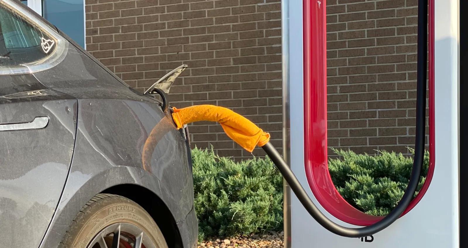 Tesla'dan Şarj Güvenliği Uyarısı: Islak Havlu Kullanmayın 2 tesladan-sarj-guvenligi-uyarisi-islak-havlu-kullanmayin-DTSv2gXw.jpg