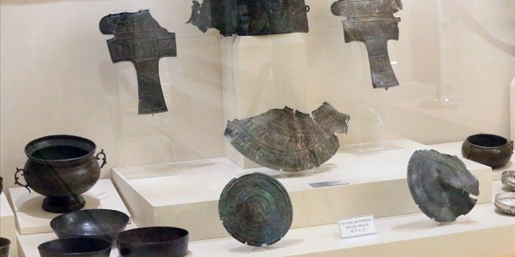 Ağrı Emniyet Müdürlüğü’nden Kars Müzesi’ne Urartu Eserleri Teslimatı