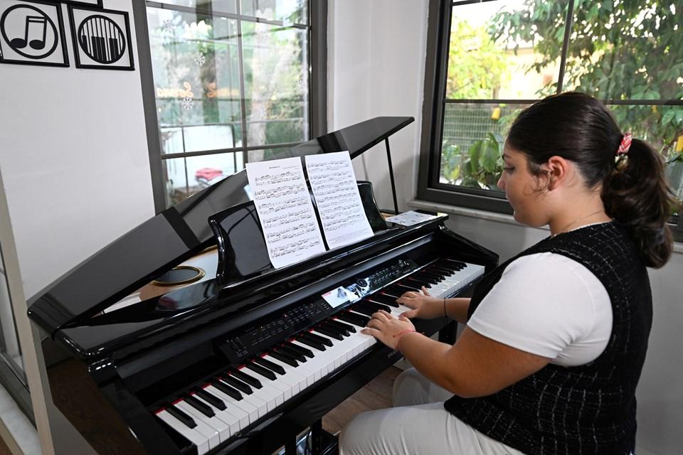 Bade Uygun: Uluslararası Müzik Yarışmalarında Başarı Elde Eden Genç Yetenek 1 Müzik Dünyasında Yeni Bir Yıldız: Bade Uygun