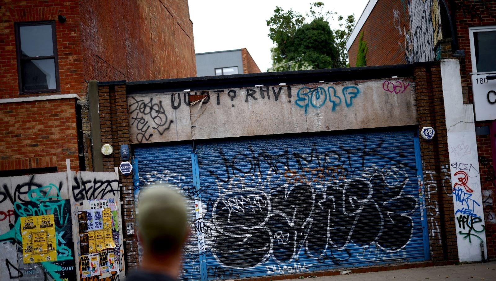 Banksy'nin Londra'daki Sanat Eseri Çalındı 3 banksynin-londradaki-sanat-eseri-calindi-IS3j7m4R.jpg